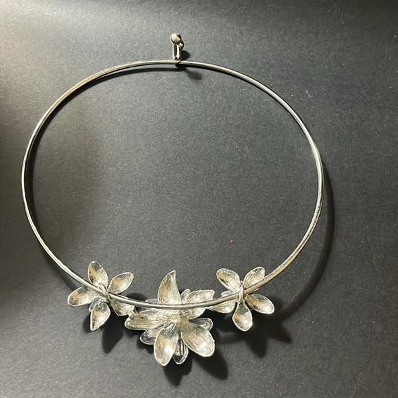 SILVER TONE AND BLUE ENAMEL Jasmine Flower Necklace TALBOTS - Picture 6 of 6